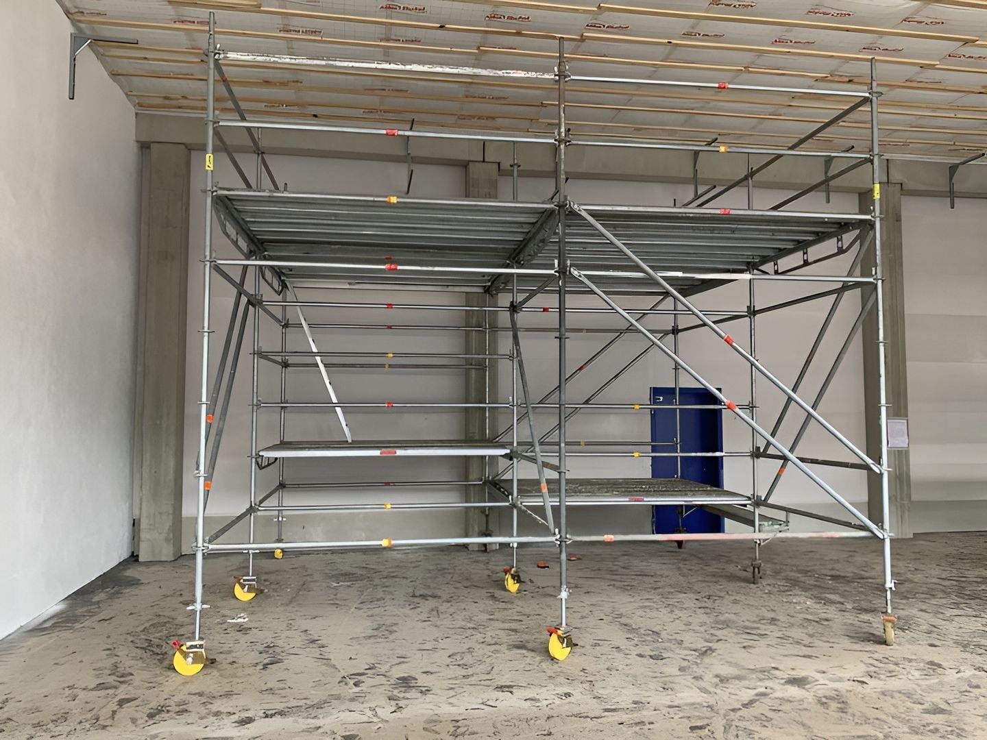 Rollgerüst auf einer Baustelle in einem Bürogebäude